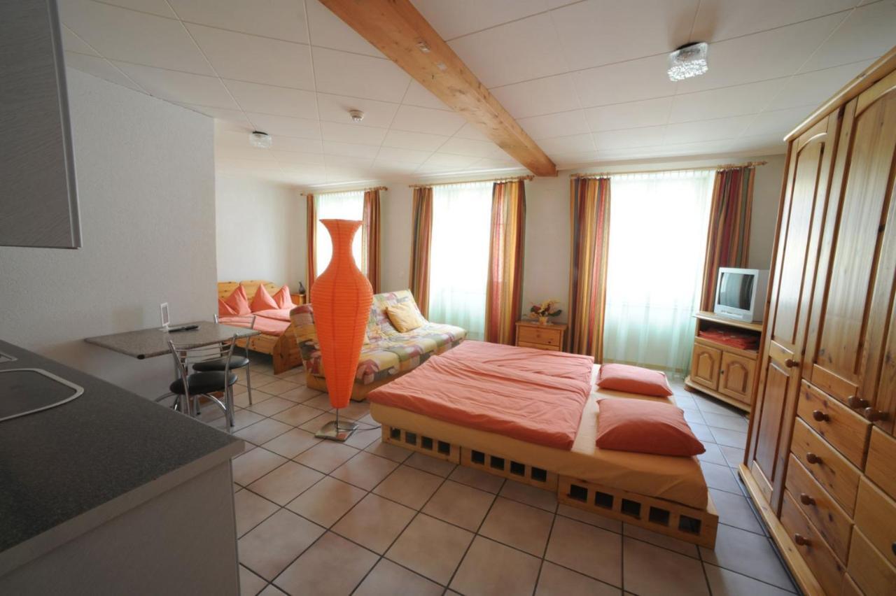 Chez Gilles Hotel Resto Bar Sa La Chaux De Fonds Room photo
